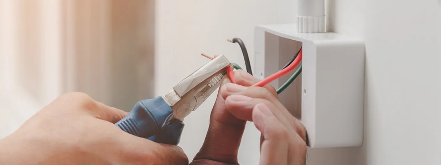 Électricien travaillant sur une prise
