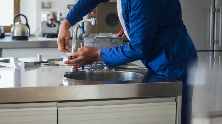 Plombier au travail sur un évier